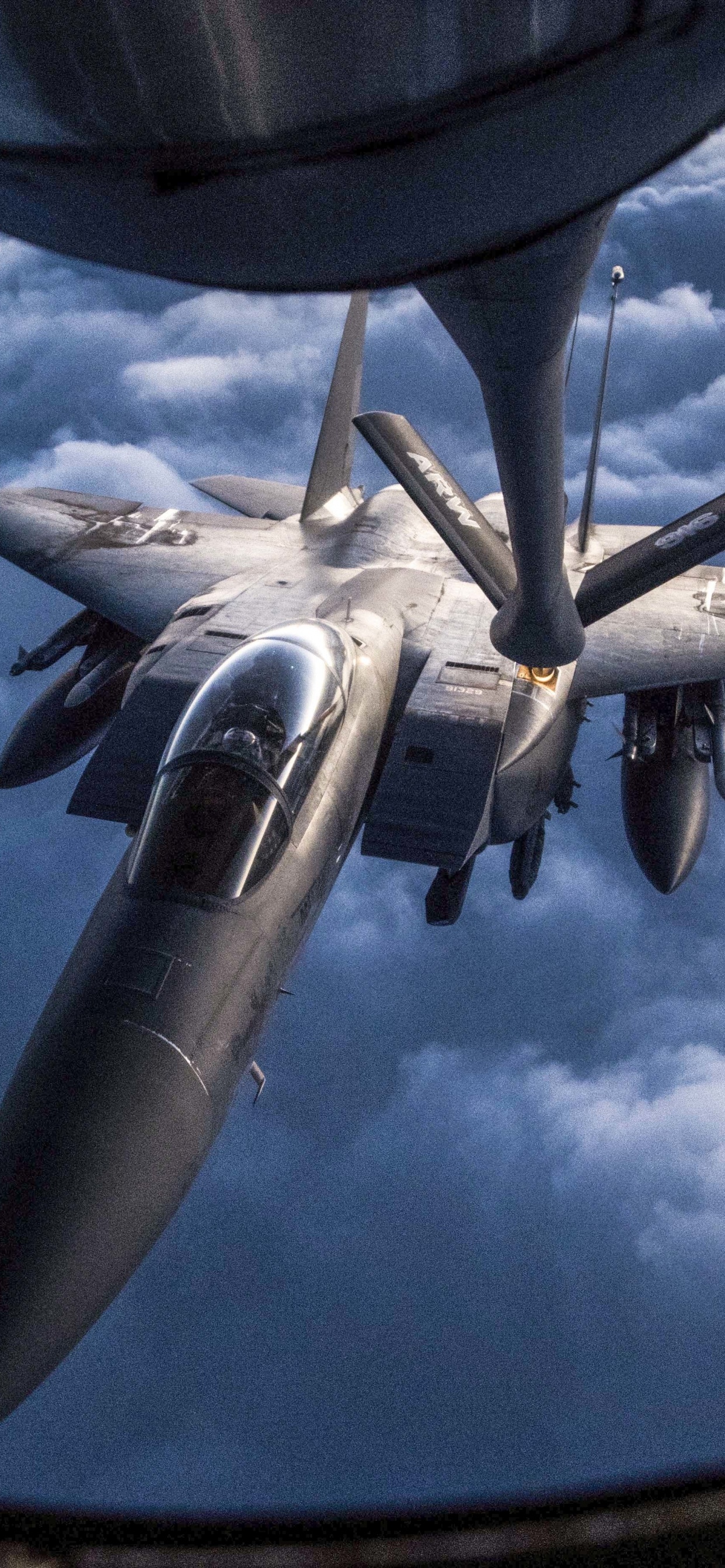 Avión Blanco y Negro Volando Sobre Nubes Blancas Durante el Día. Wallpaper in 1242x2688 Resolution