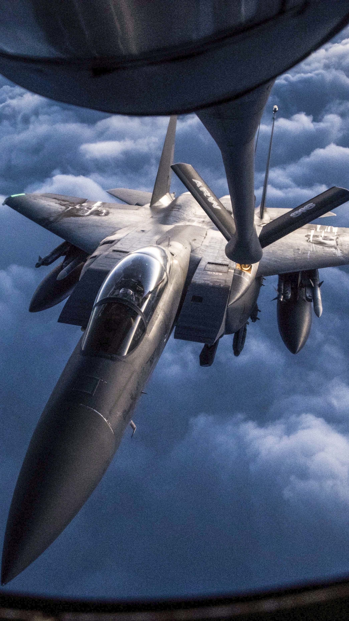 Avión Blanco y Negro Volando Sobre Nubes Blancas Durante el Día. Wallpaper in 1440x2560 Resolution