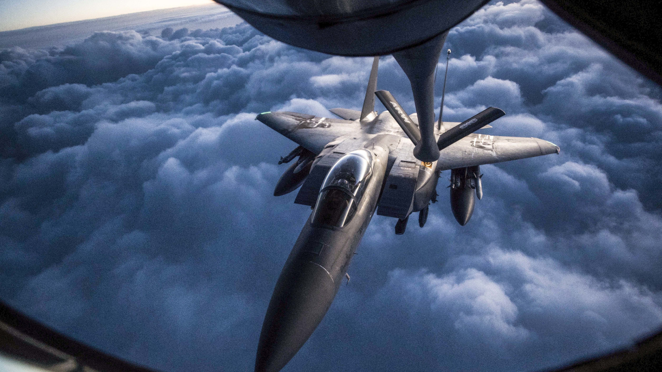 Weißes Und Schwarzes Flugzeug, Das Tagsüber Über Weiße Wolken Fliegt. Wallpaper in 1366x768 Resolution