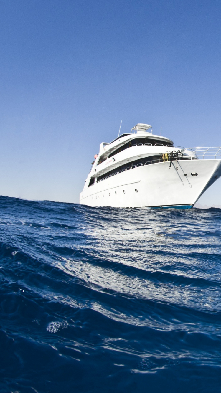 Barco Blanco en el Mar Durante el Día. Wallpaper in 750x1334 Resolution