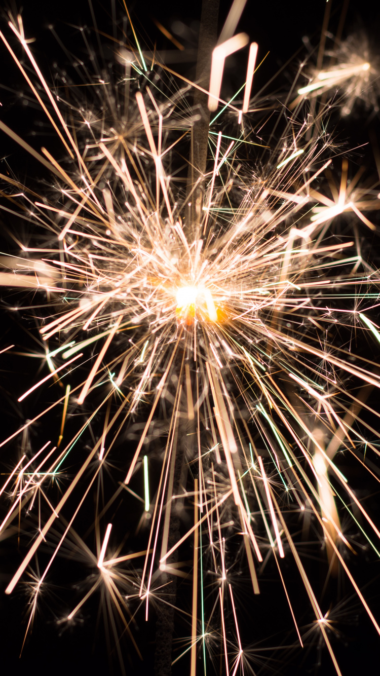 Weißes Und Gelbes Feuerwerk im Dunkeln. Wallpaper in 750x1334 Resolution