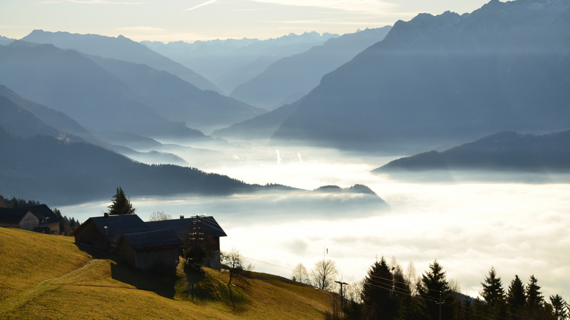 Casa Marrón en el Campo de Hierba Verde Cerca de Las Montañas Durante el Día. Wallpaper in 1920x1080 Resolution