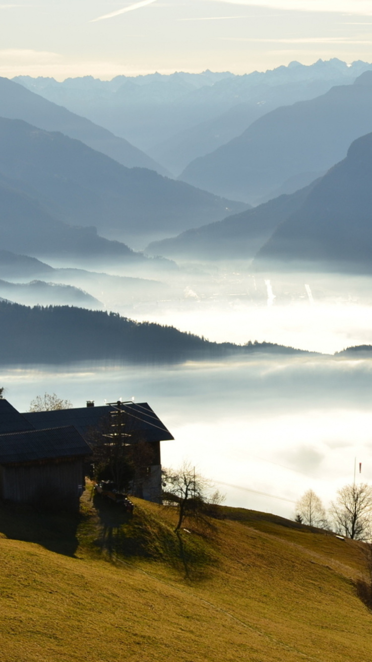 Casa Marrón en el Campo de Hierba Verde Cerca de Las Montañas Durante el Día. Wallpaper in 750x1334 Resolution