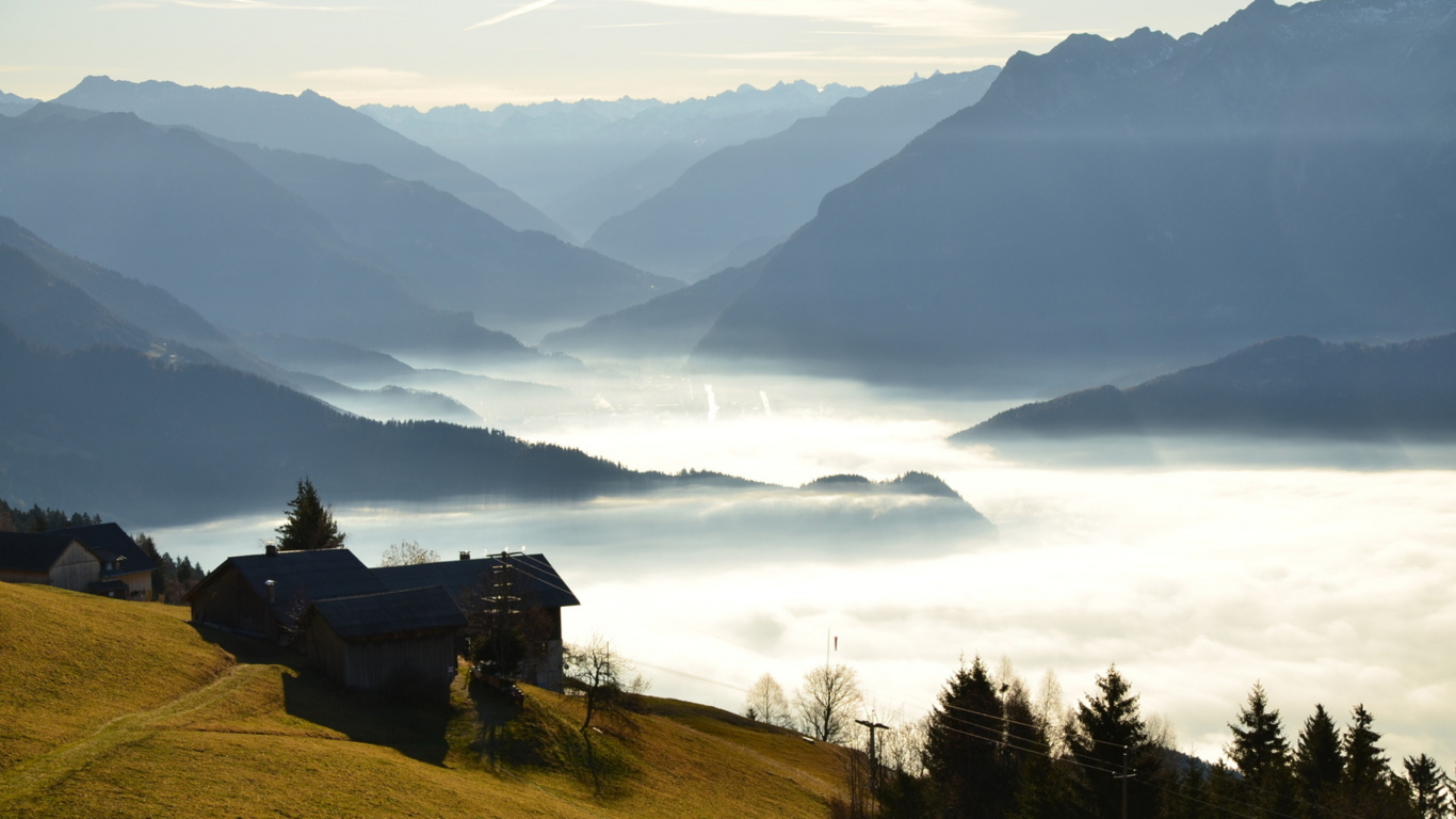 Maison Brune Sur Terrain D'herbe Verte Près Des Montagnes Pendant la Journée. Wallpaper in 1366x768 Resolution