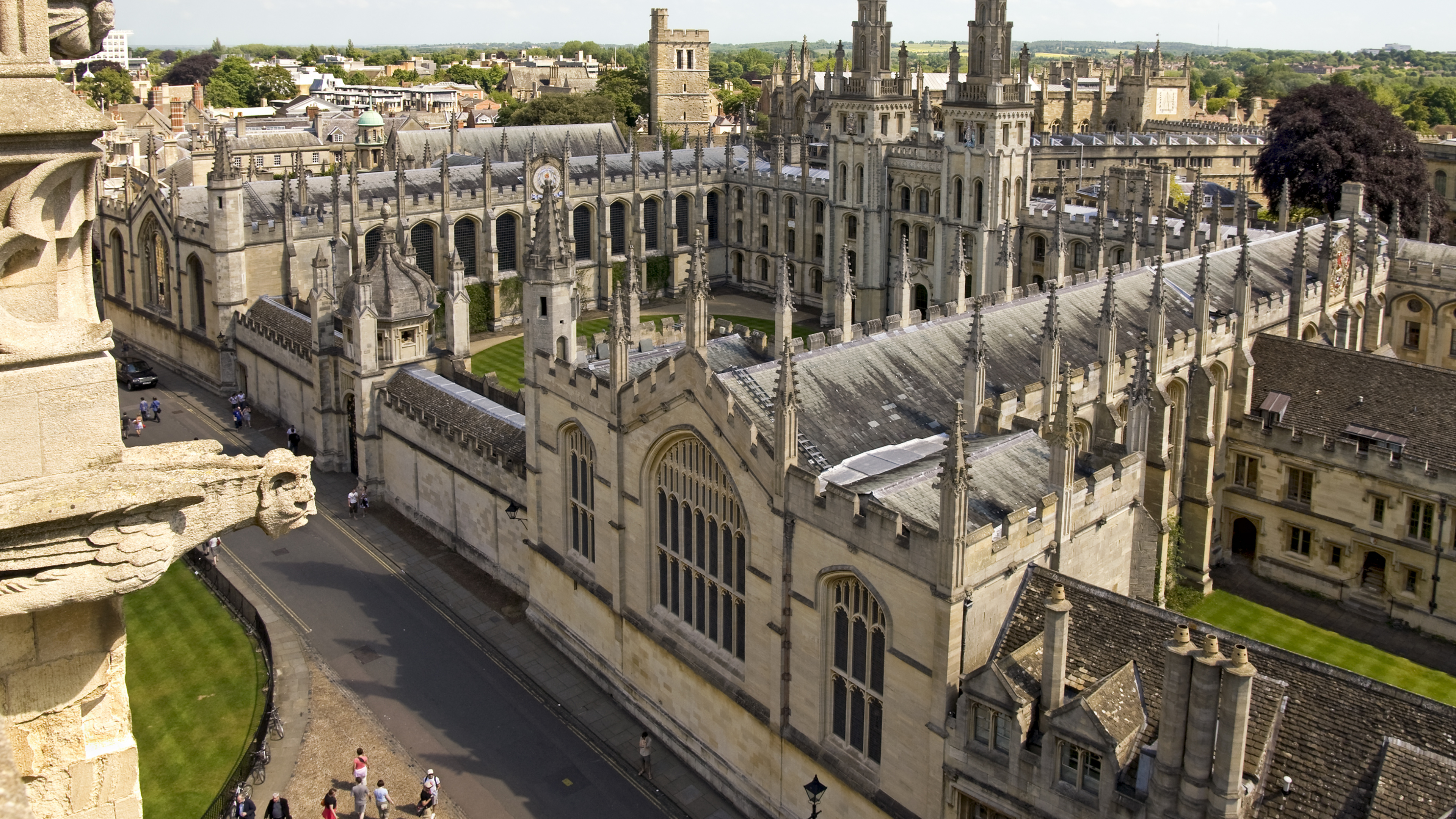 Leute, Die Tagsüber in Der Nähe Eines Grauen Betongebäudes Auf Der Straße Gehen. Wallpaper in 3840x2160 Resolution