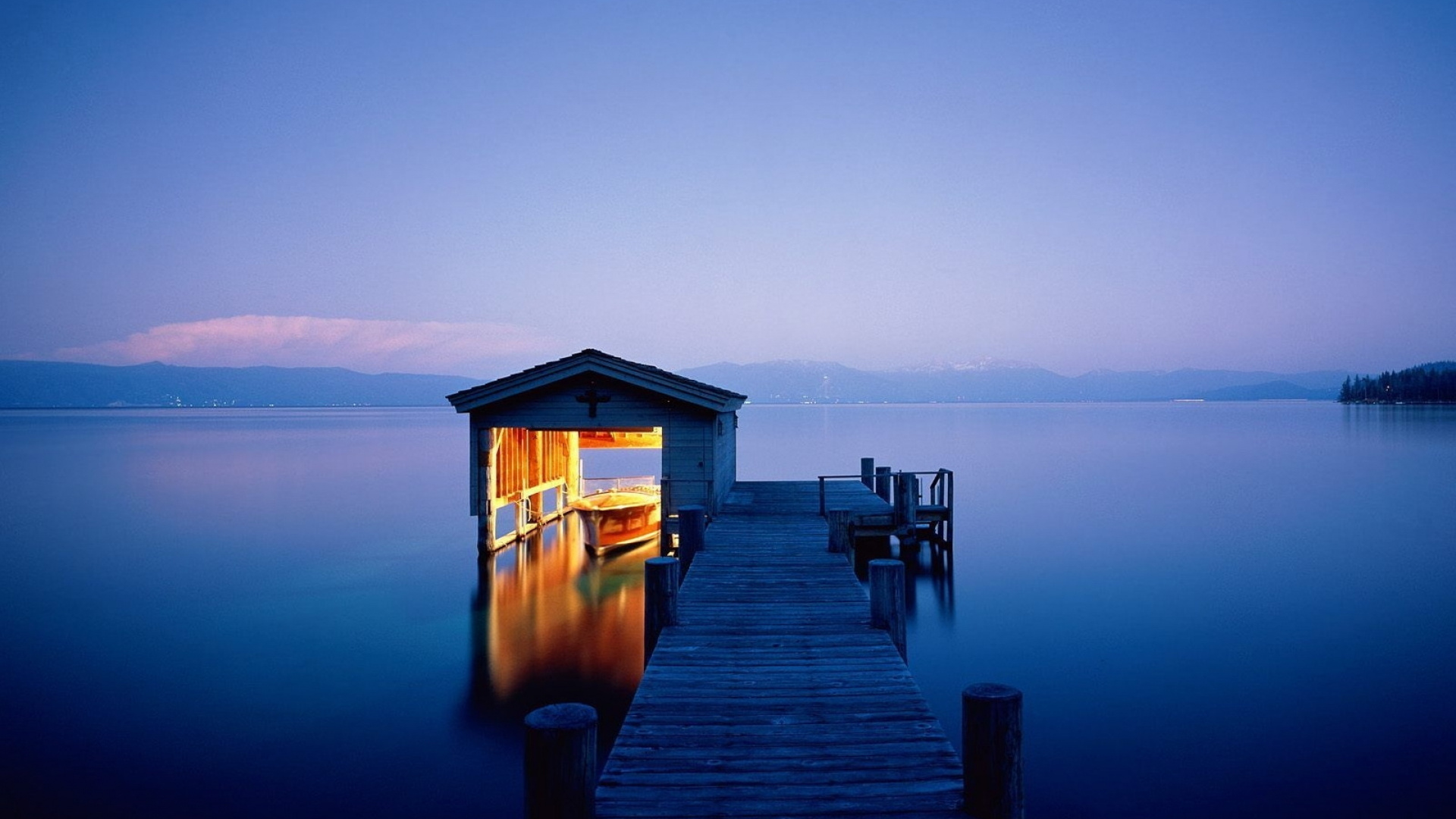 Maison en Bois Brune Sur le Quai Pendant la Journée. Wallpaper in 1920x1080 Resolution