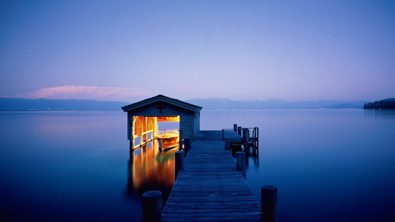 Braunes Holzhaus am Dock Tagsüber On. Wallpaper in 1280x720 Resolution