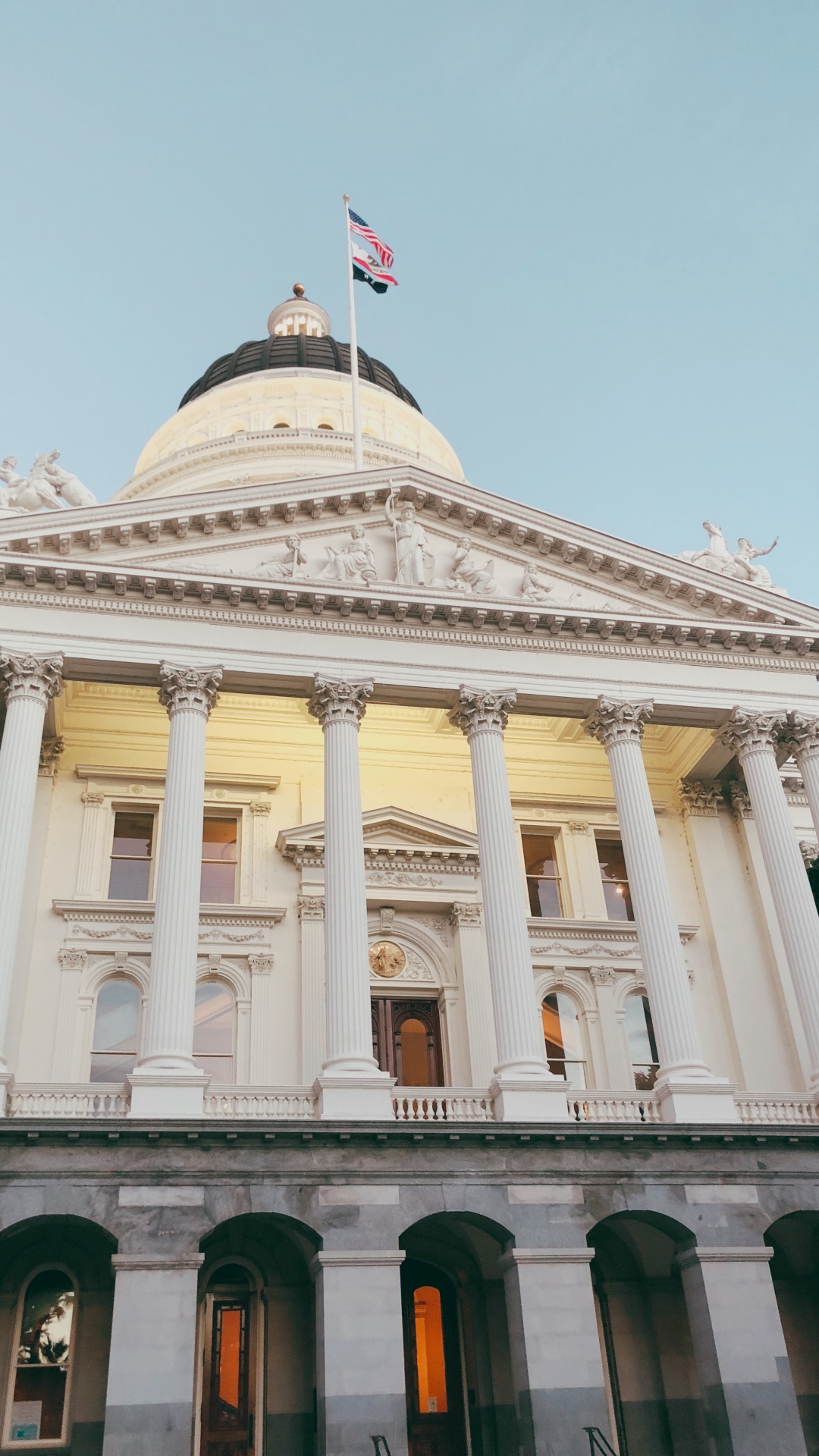 Landeshauptstadt, Fenster, Klassische Architektur, Flagge, Natur. Wallpaper in 1080x1920 Resolution