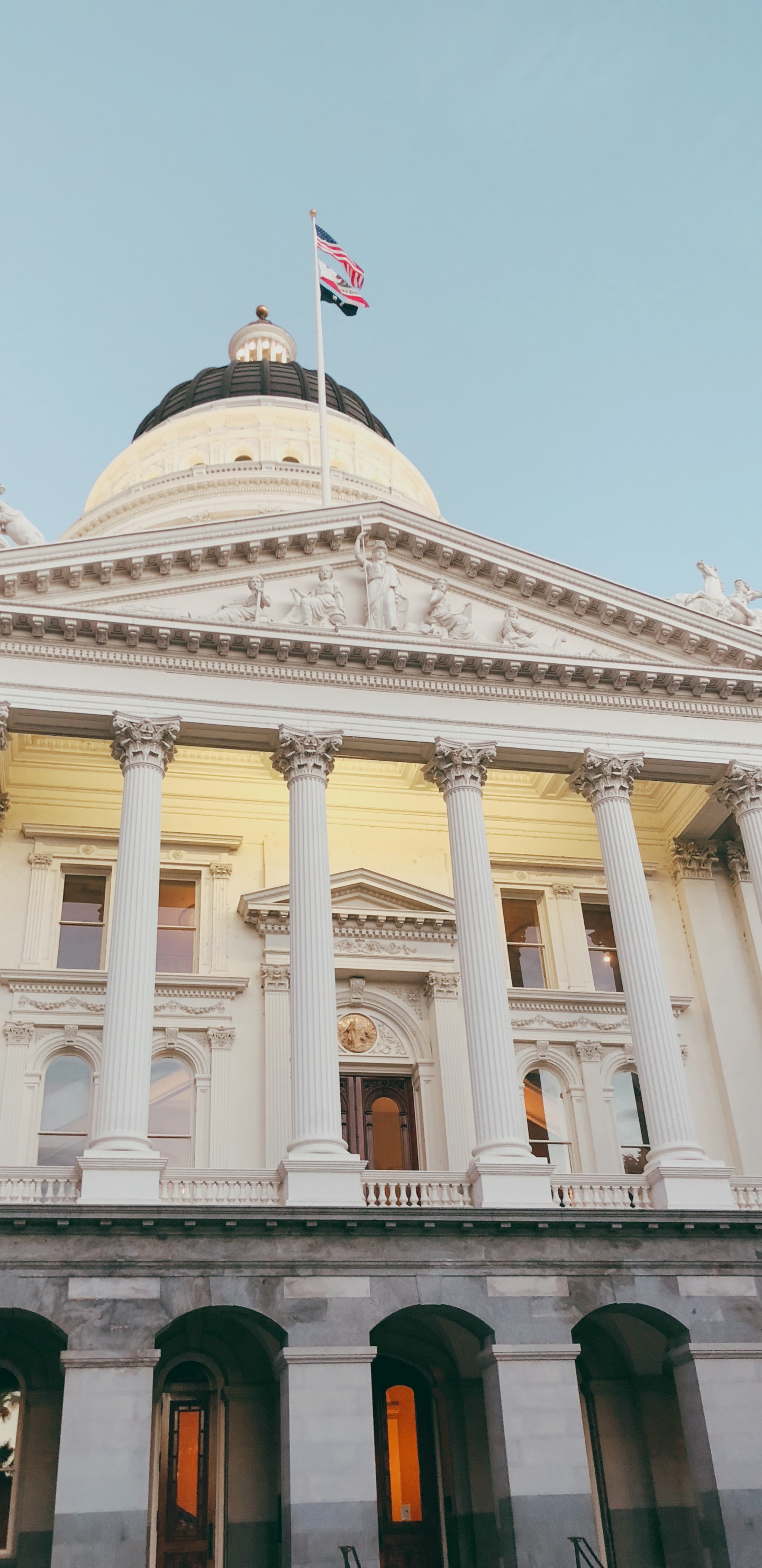 Landeshauptstadt, Fenster, Klassische Architektur, Flagge, Natur. Wallpaper in 1440x2960 Resolution