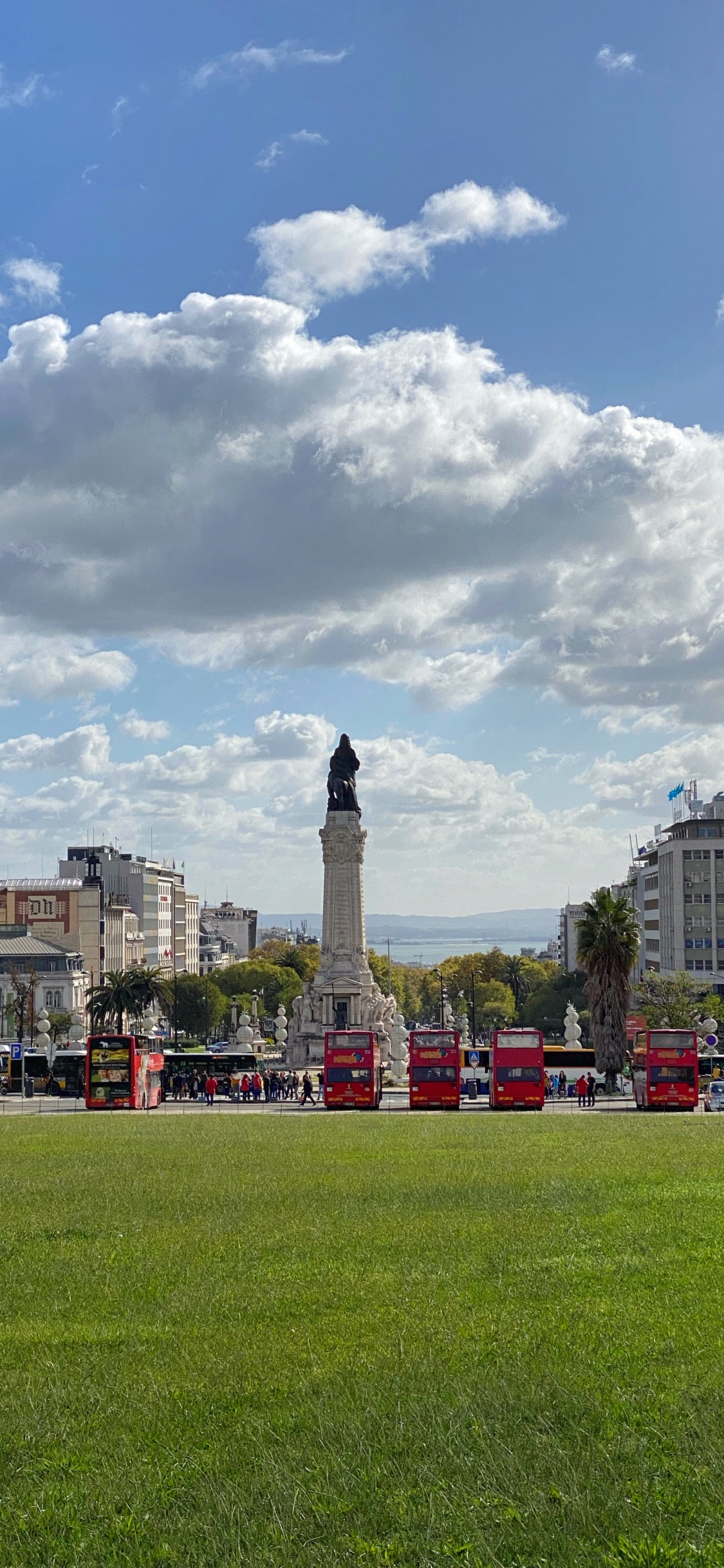 Pistola Espuma Poliuretano 025st, Grass, Cloud, Public Space, City. Wallpaper in 1125x2436 Resolution