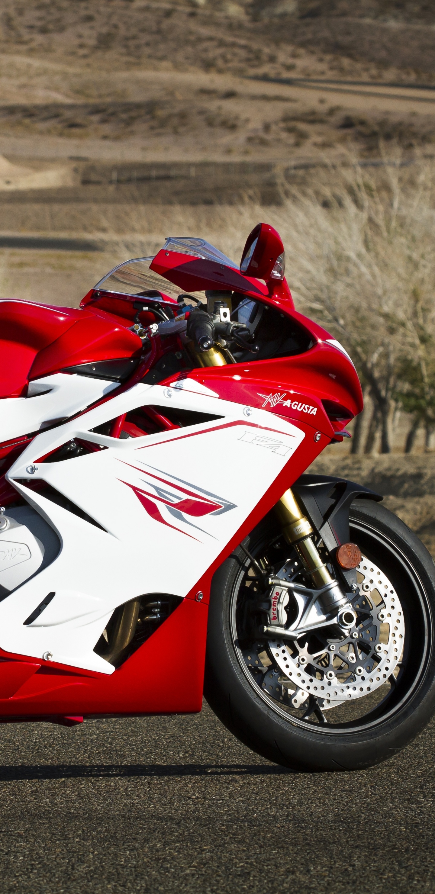 Rot-weißes Sportrad Tagsüber Unterwegs. Wallpaper in 1440x2960 Resolution