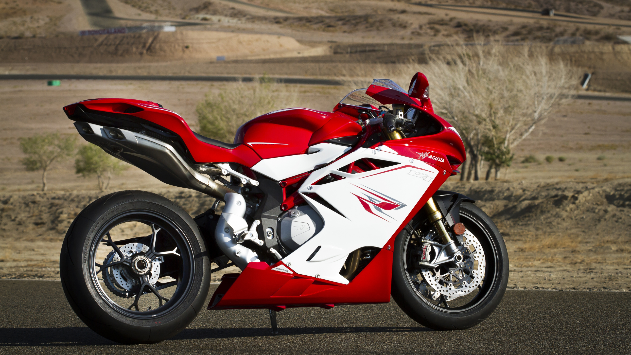 Vélo de Sport Rouge et Blanc Sur Route Pendant la Journée. Wallpaper in 2560x1440 Resolution