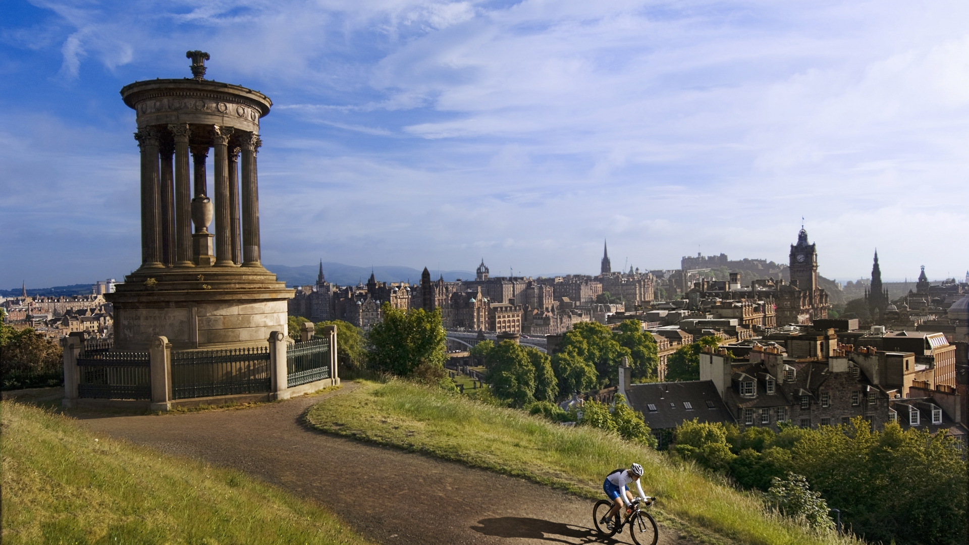 Mann im Schwarzen Hemd, Der Tagsüber Fahrrad Auf Der Grünen Wiese Fährt. Wallpaper in 1920x1080 Resolution