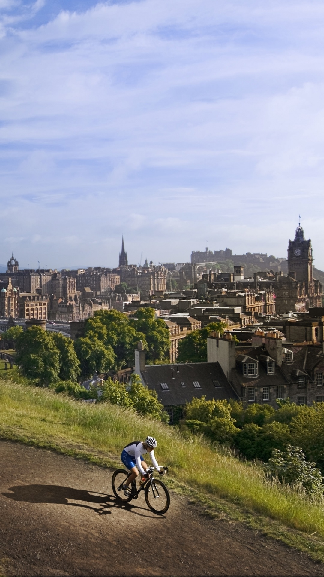 Man in Black Shirt Riding Bicycle Sur Terrain D'herbe Verte Pendant la Journée. Wallpaper in 1080x1920 Resolution