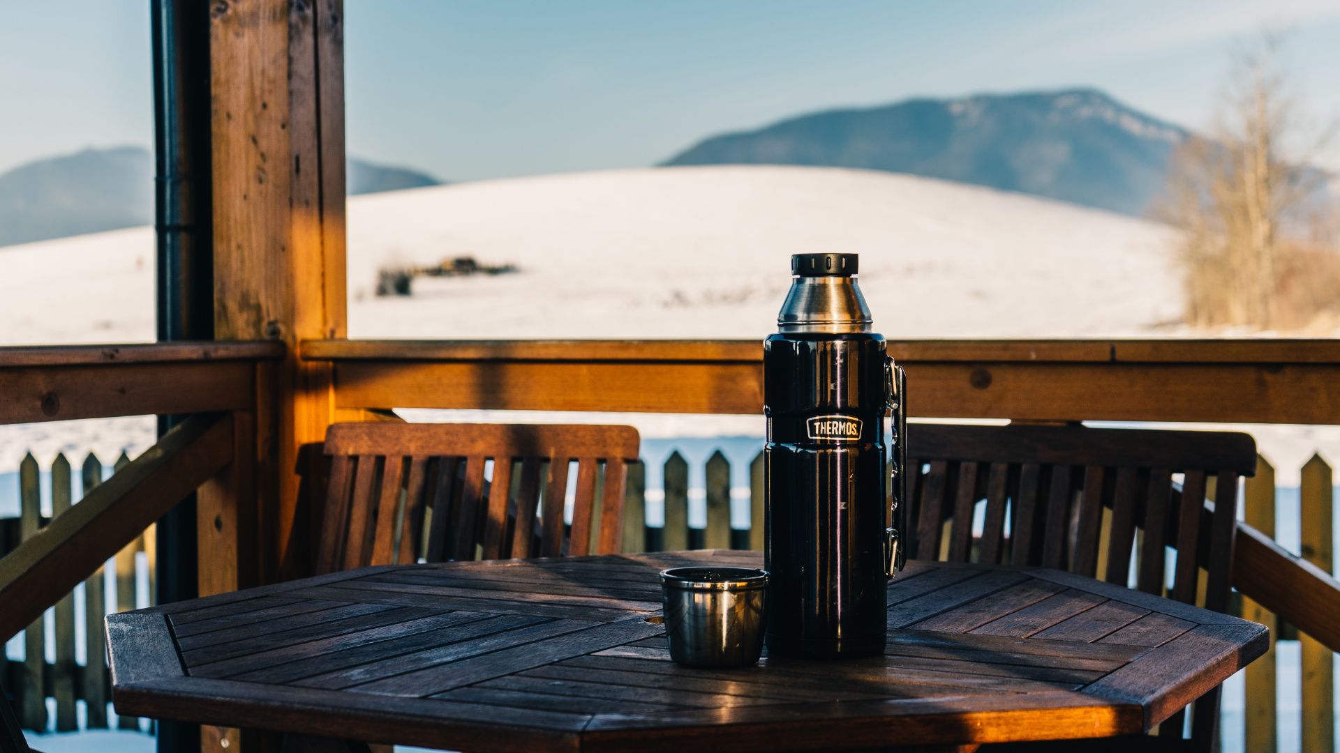 Schwarze Isolierflasche Auf Braunem Holztisch. Wallpaper in 1920x1080 Resolution