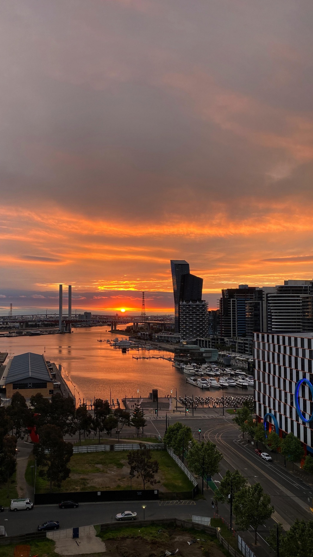 Bâtiment, Atmosphère, Afterglow, Fenêtre, Corps de L'eau. Wallpaper in 1080x1920 Resolution