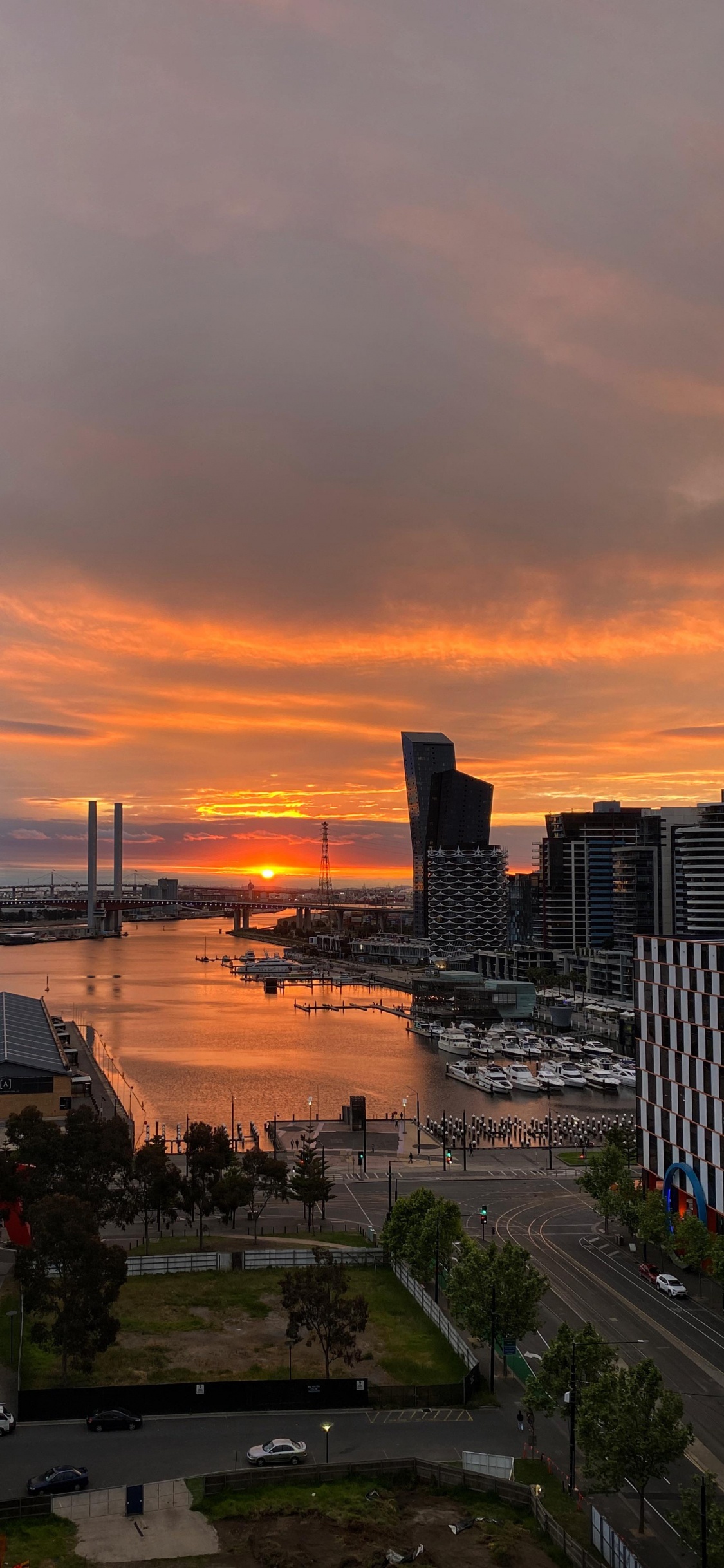 Bâtiment, Atmosphère, Afterglow, Fenêtre, Corps de L'eau. Wallpaper in 1125x2436 Resolution