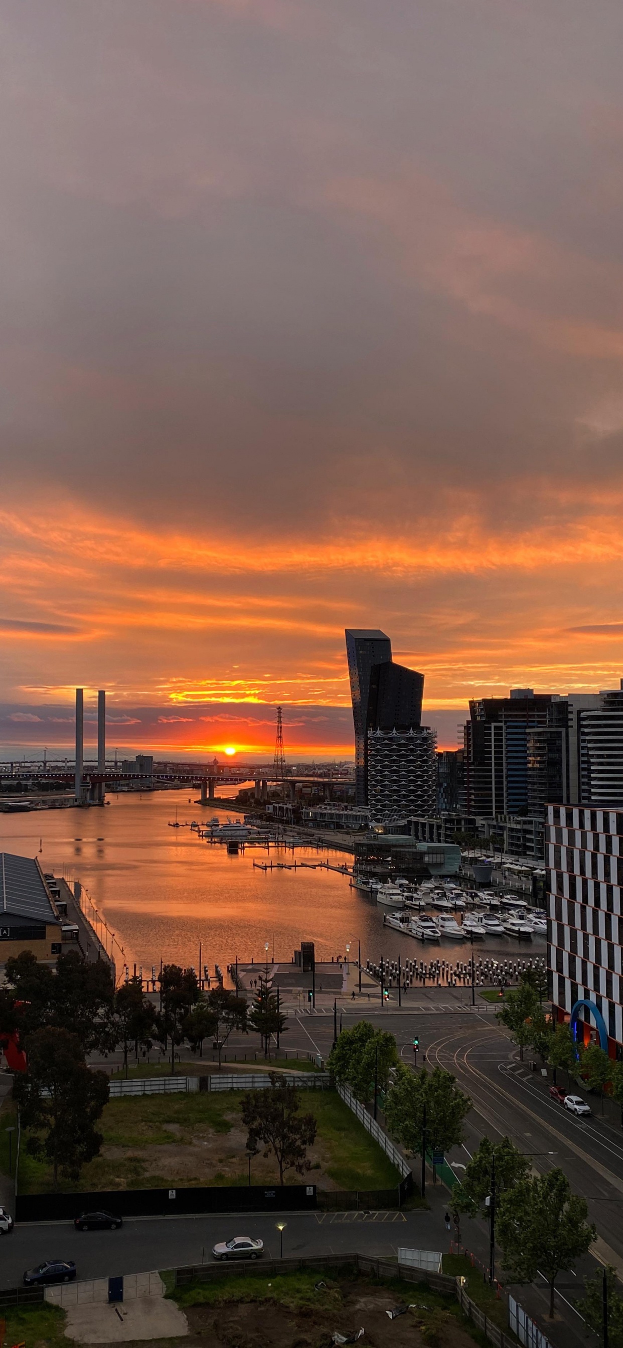 Bâtiment, Atmosphère, Afterglow, Fenêtre, Corps de L'eau. Wallpaper in 1242x2688 Resolution
