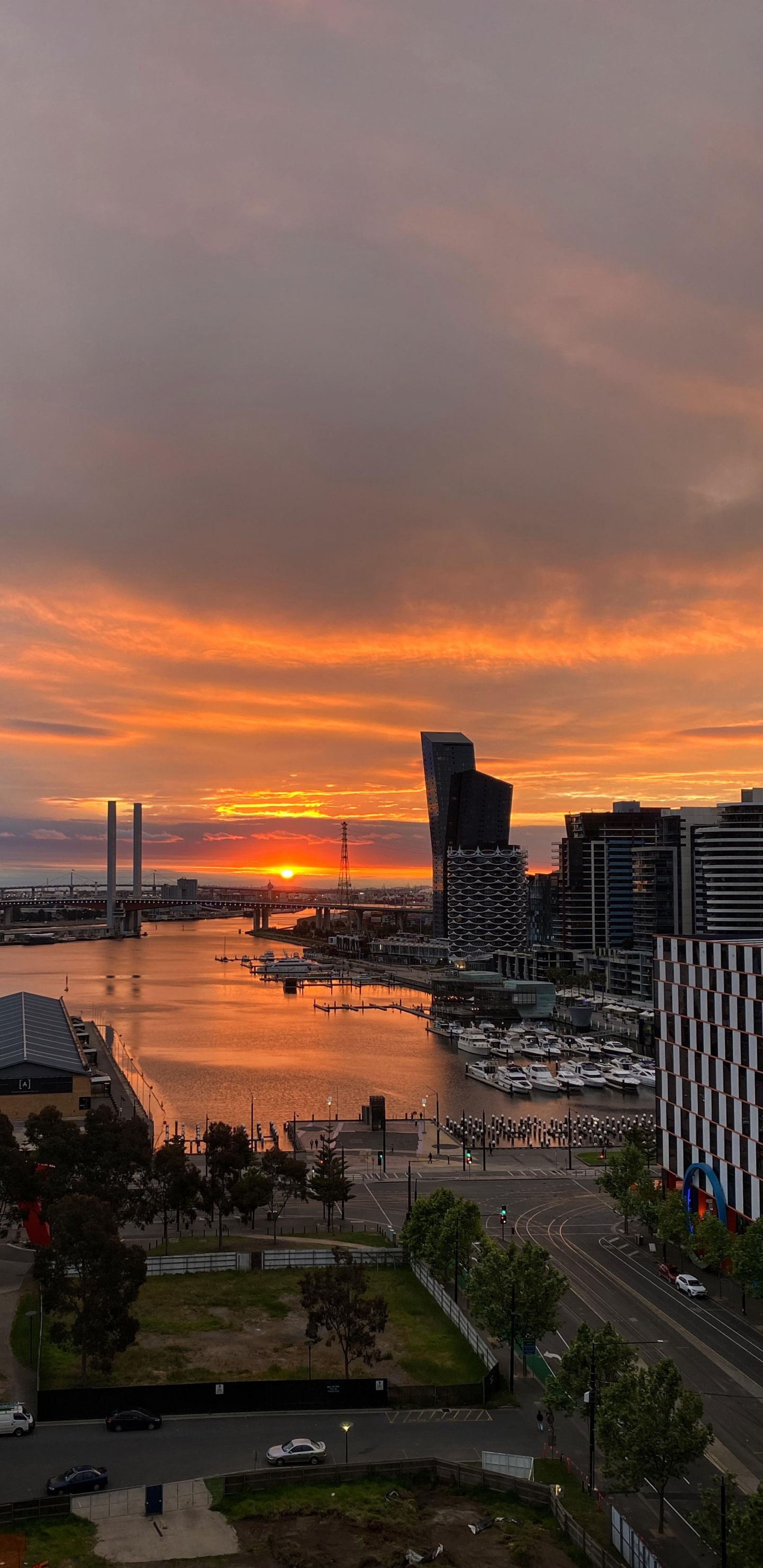 Bâtiment, Atmosphère, Afterglow, Fenêtre, Corps de L'eau. Wallpaper in 1440x2960 Resolution