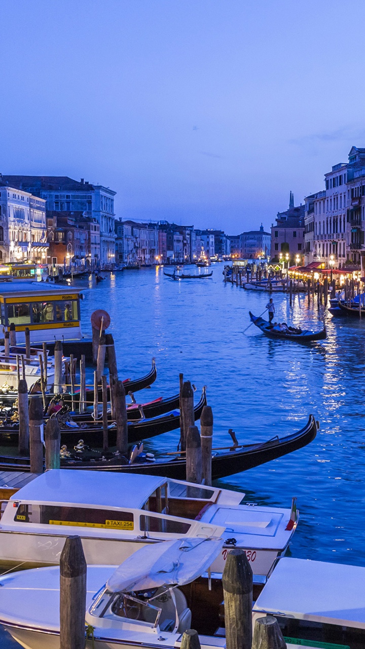 Bateau Sur le Quai Près Des Bâtiments Pendant la Journée. Wallpaper in 720x1280 Resolution