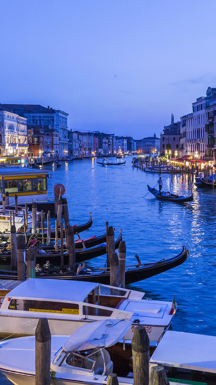 Bateau Sur le Quai Près Des Bâtiments Pendant la Journée. Wallpaper in 750x1334 Resolution