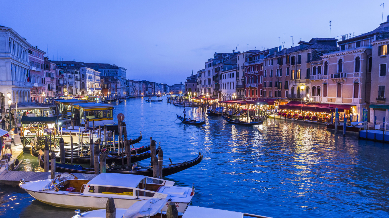 Barco en el Muelle Cerca de Los Edificios Durante el Día.. Wallpaper in 1366x768 Resolution