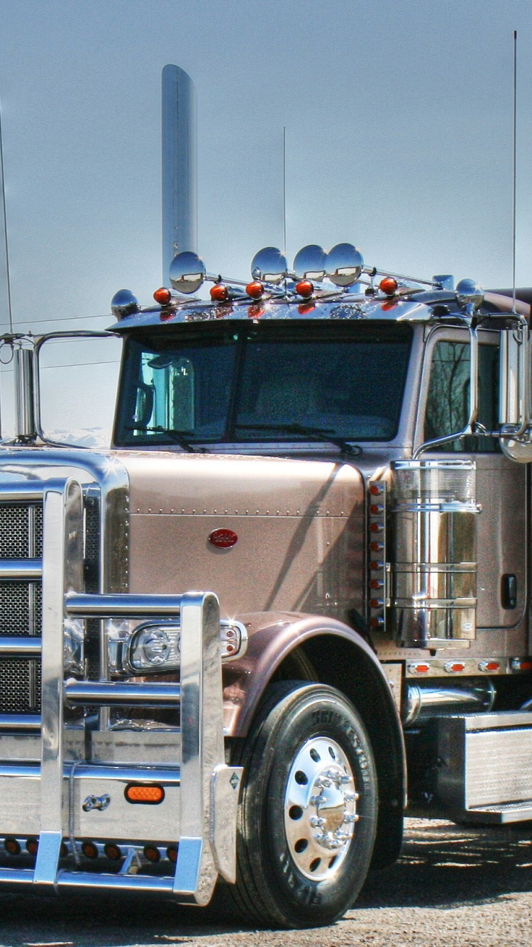 Weißer Und Roter LKW Auf Schneebedecktem Boden Tagsüber. Wallpaper in 750x1334 Resolution