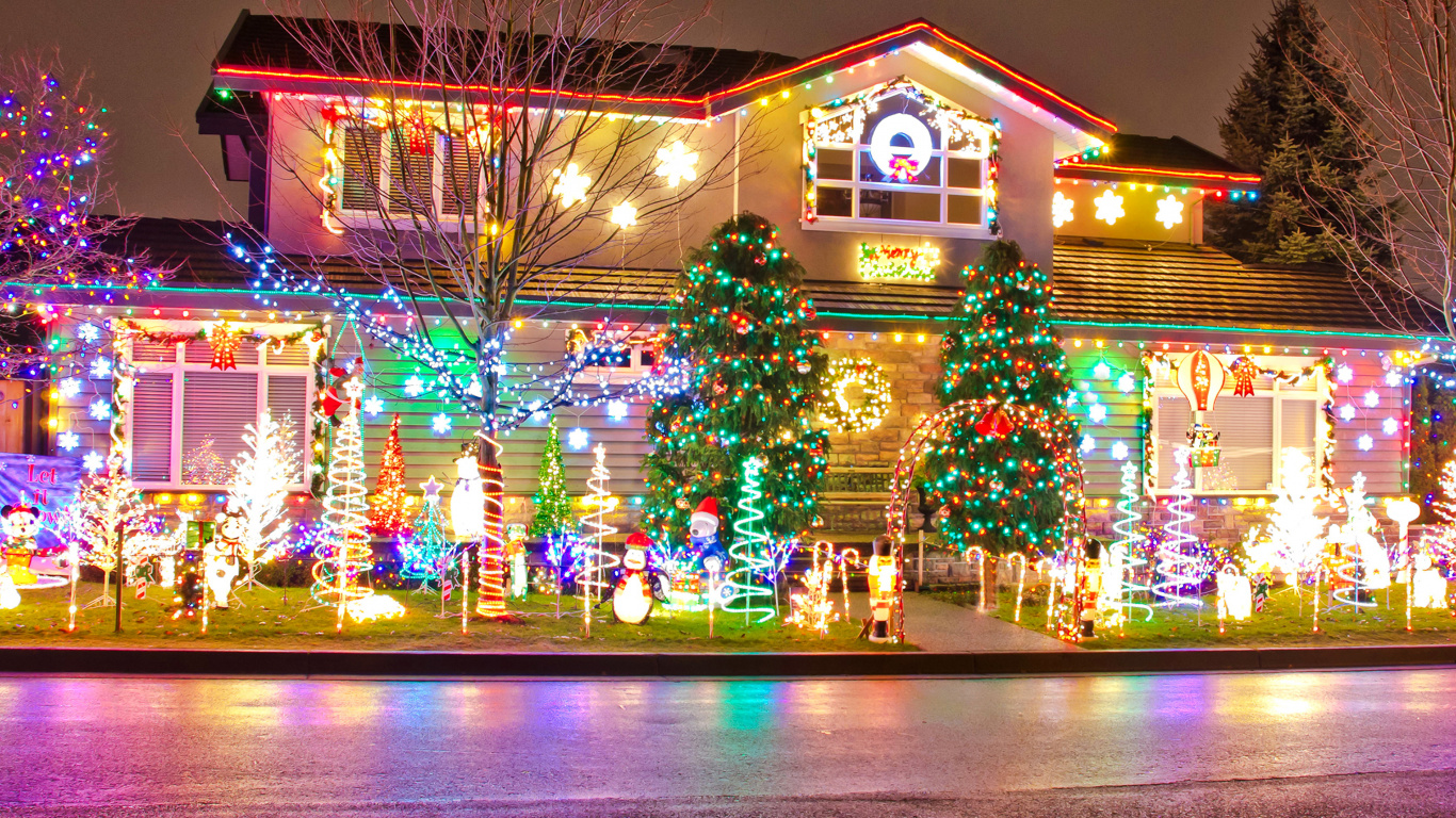 Les Lumières de Noël, Le Jour De Noël, Éclairage, Décoration de Noël, Lumière. Wallpaper in 1366x768 Resolution