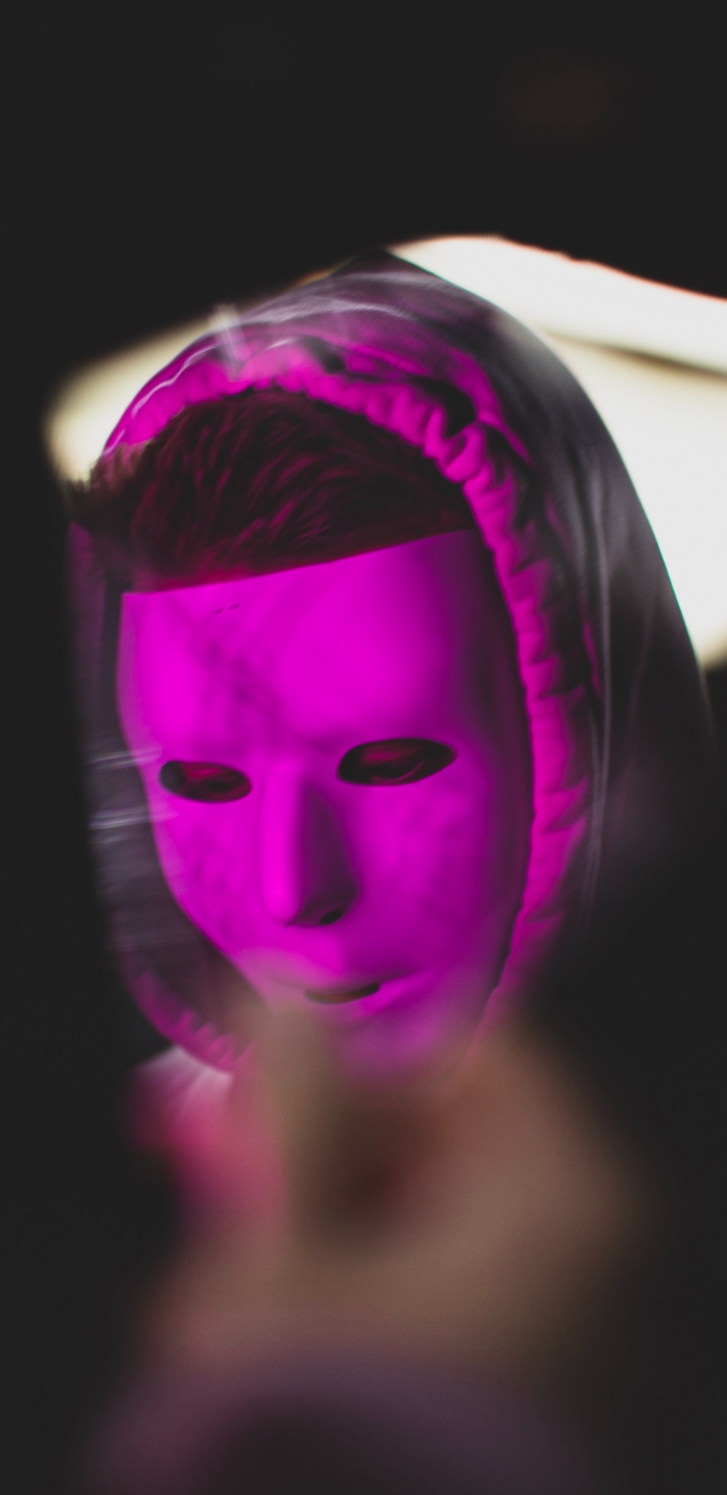 Frau Mit Lila Und Weißer Gesichtsmaske. Wallpaper in 1440x2960 Resolution