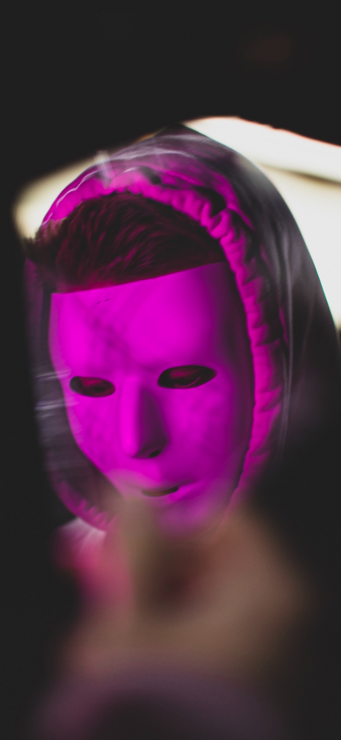 Femme Avec un Masque Violet et Blanc. Wallpaper in 1125x2436 Resolution