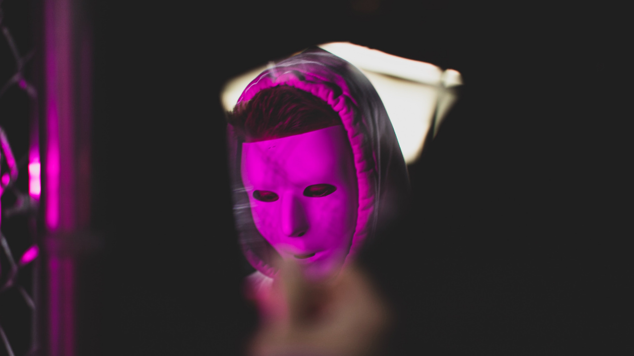 Femme Avec un Masque Violet et Blanc. Wallpaper in 1280x720 Resolution