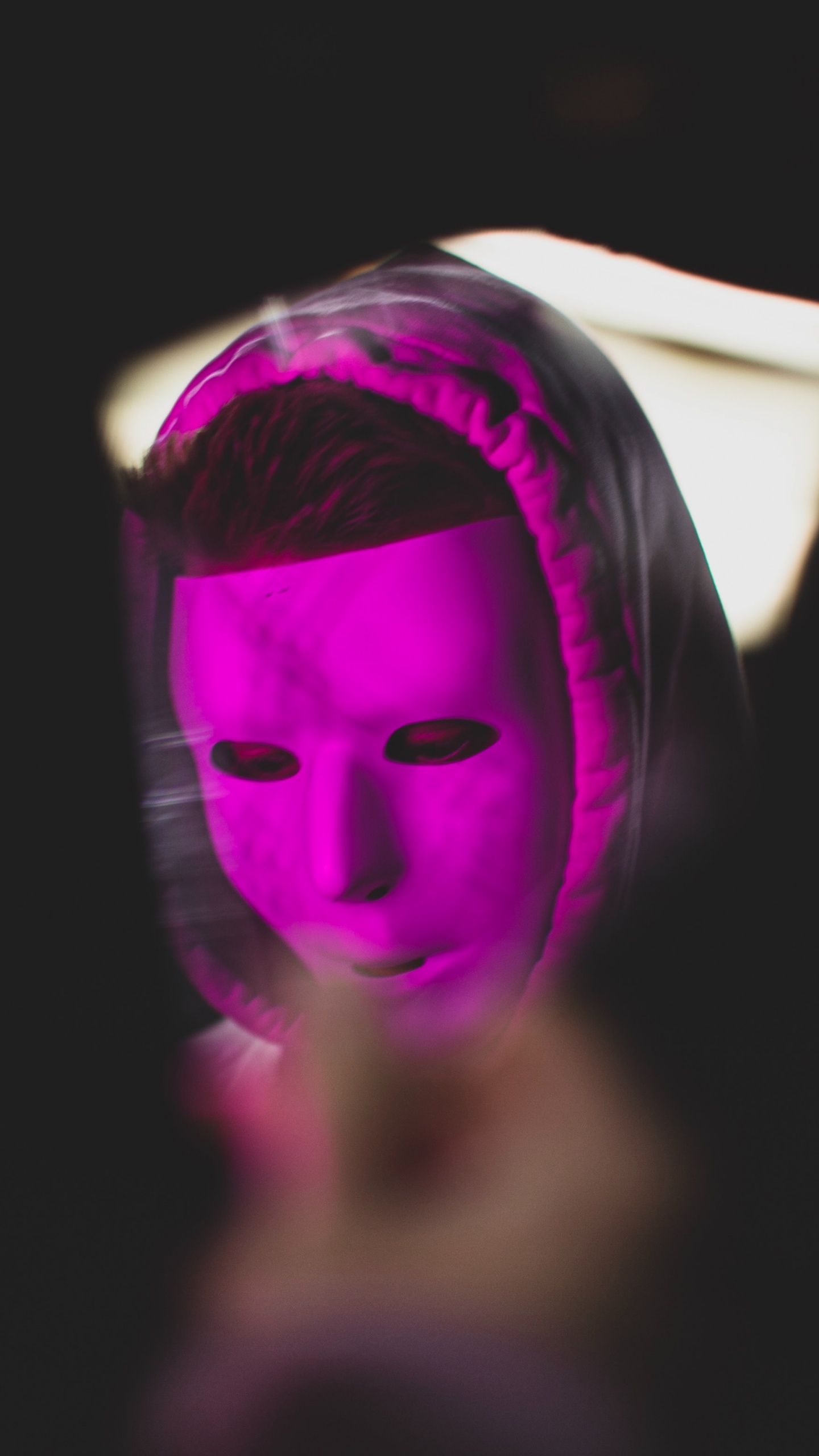 Femme Avec un Masque Violet et Blanc. Wallpaper in 1440x2560 Resolution