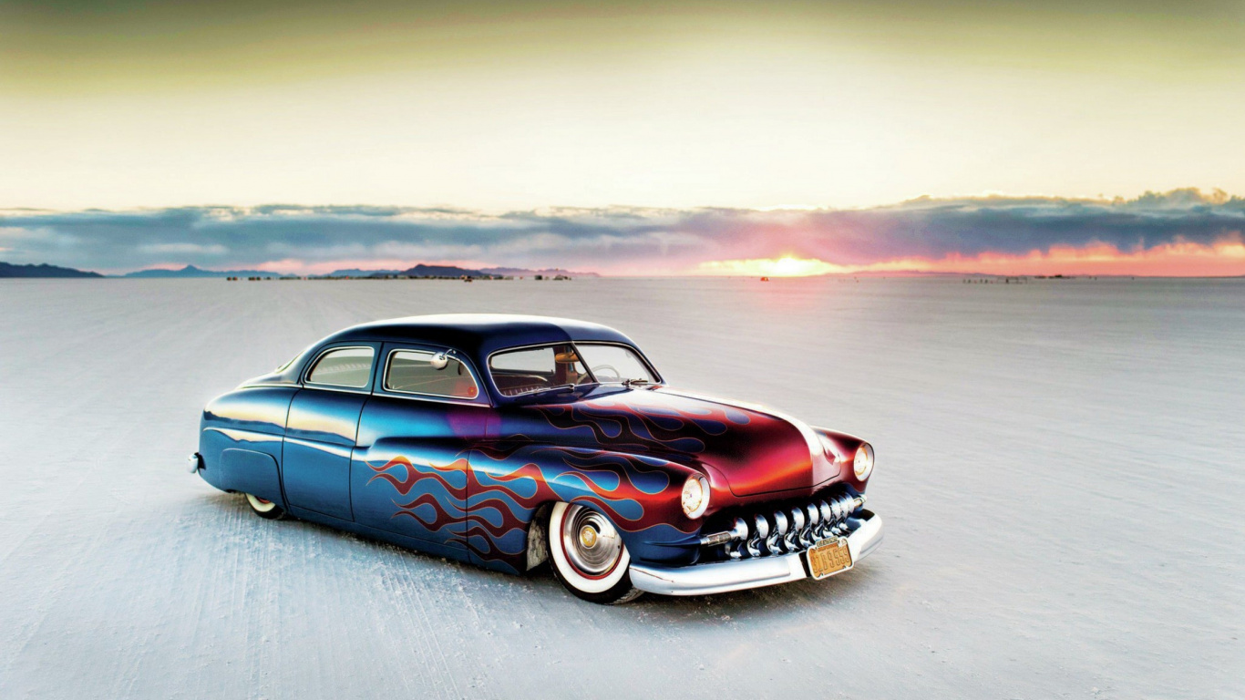 Schwarz-Weiß-Oldtimer Auf Grauer Asphaltstraße. Wallpaper in 1366x768 Resolution