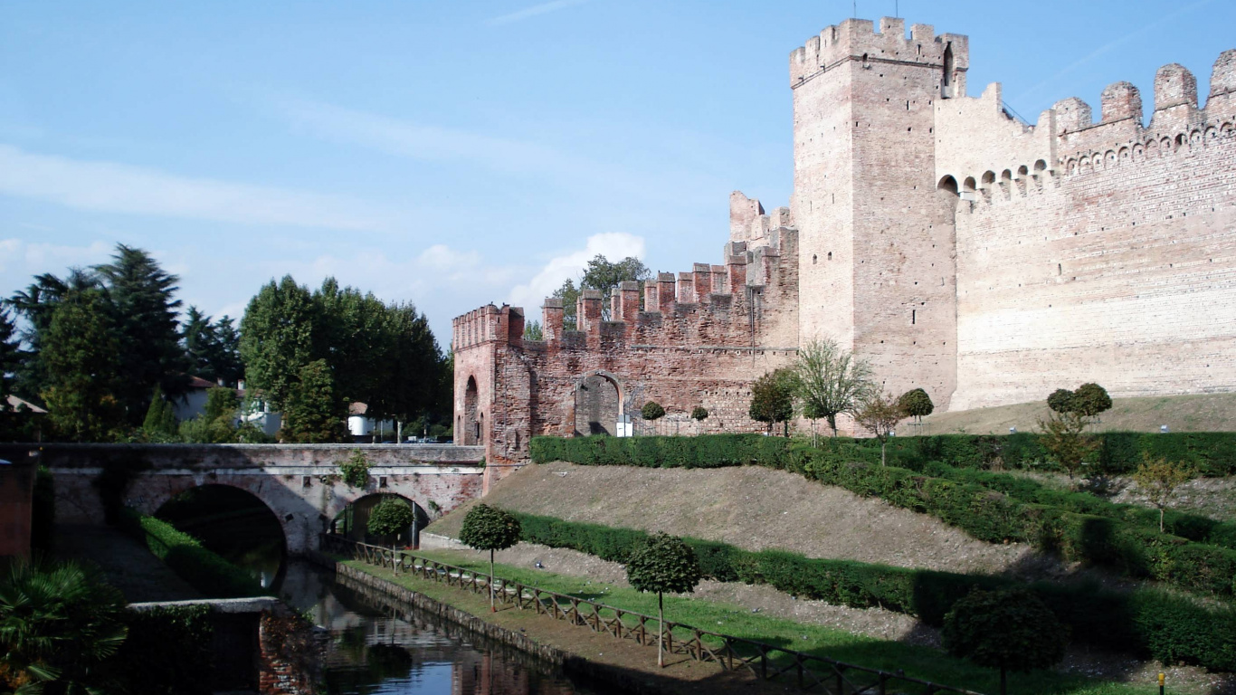 Bâtiment en Béton Brun Près de la Rivière Sous un Ciel Bleu Pendant la Journée. Wallpaper in 1366x768 Resolution