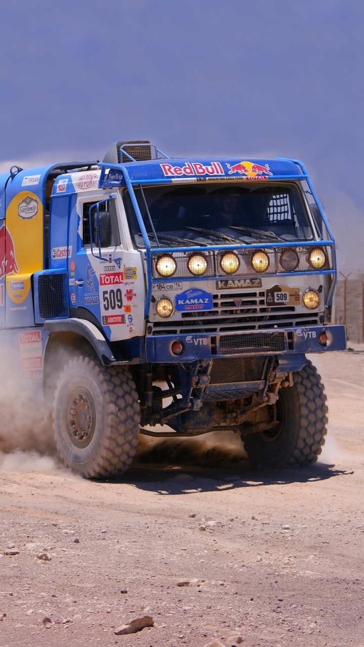 Camion Bleu et Jaune Sur Chemin de Terre. Wallpaper in 720x1280 Resolution