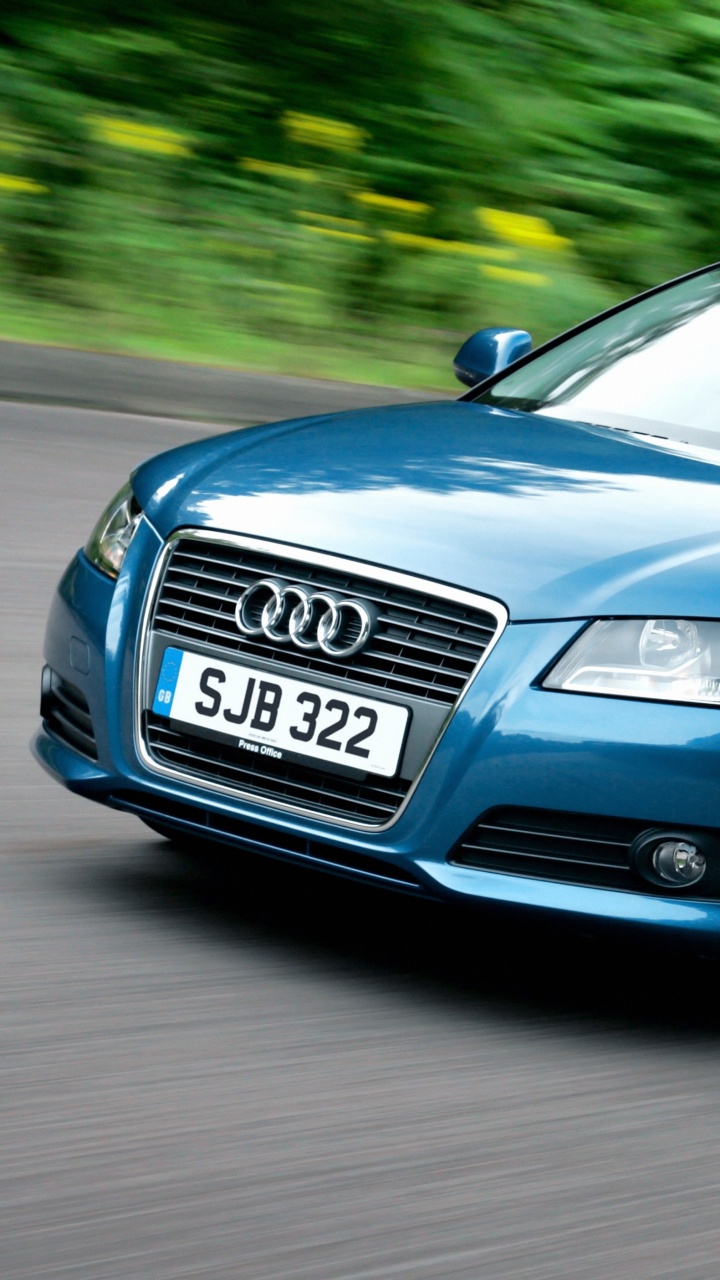 Blauer Audi a 4 Tagsüber Unterwegs. Wallpaper in 720x1280 Resolution