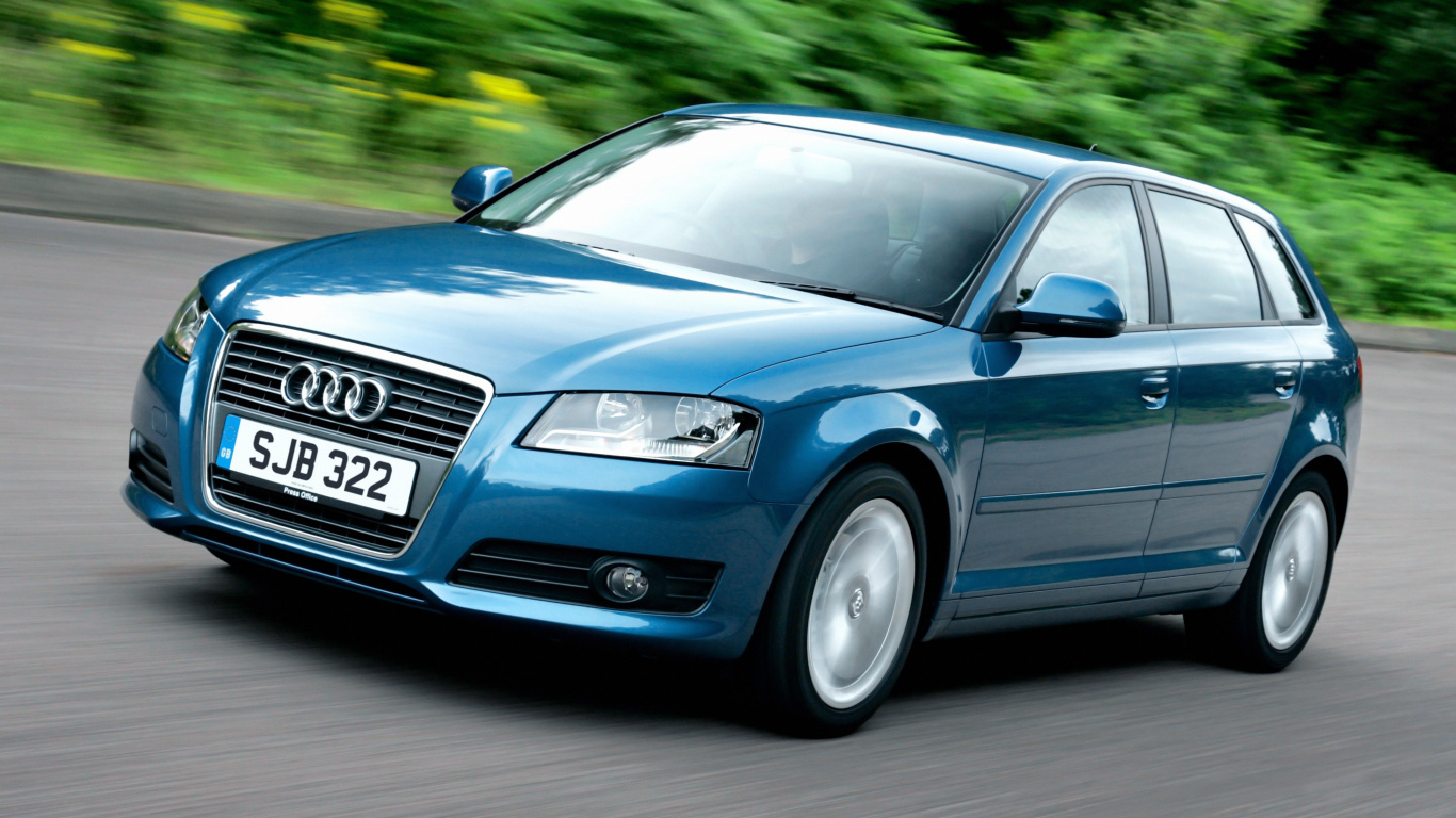 Audi a 4 Azul en la Carretera Durante el Día. Wallpaper in 1366x768 Resolution