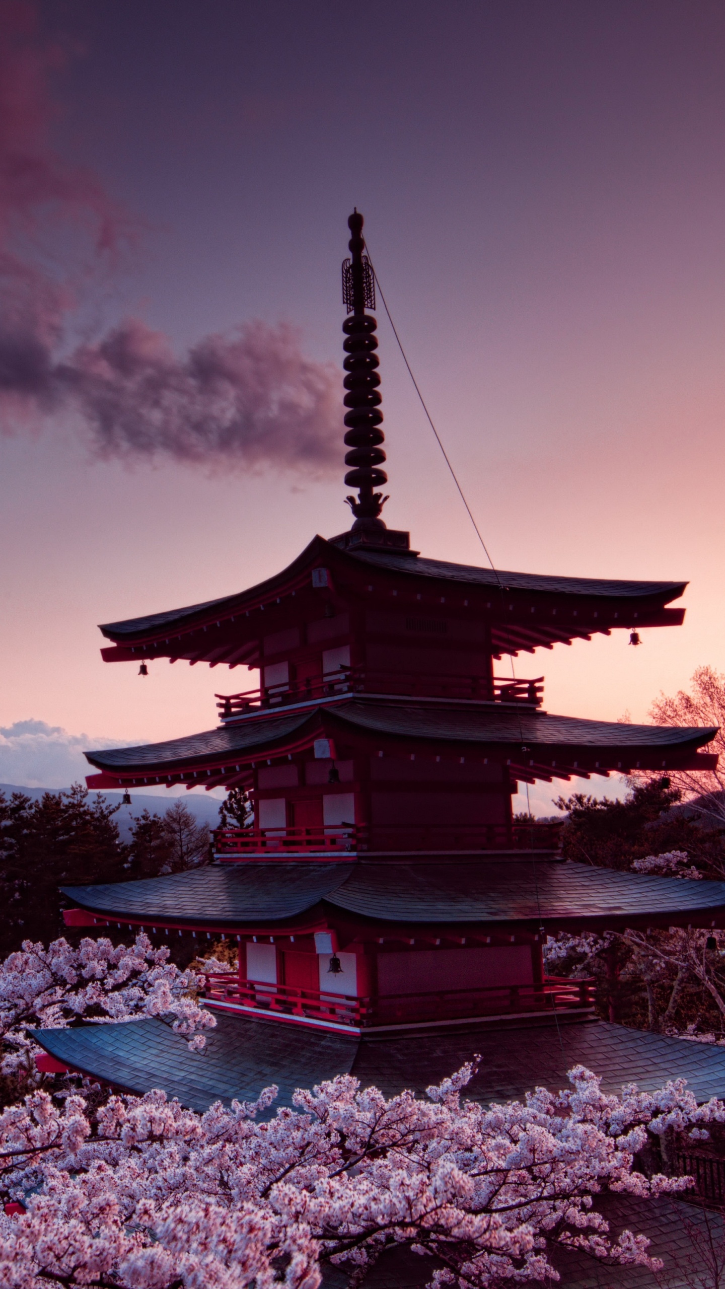 Pagoda Marrón y Negra Cerca de la Montaña Bajo un Cielo Nublado Durante el Día. Wallpaper in 1440x2560 Resolution