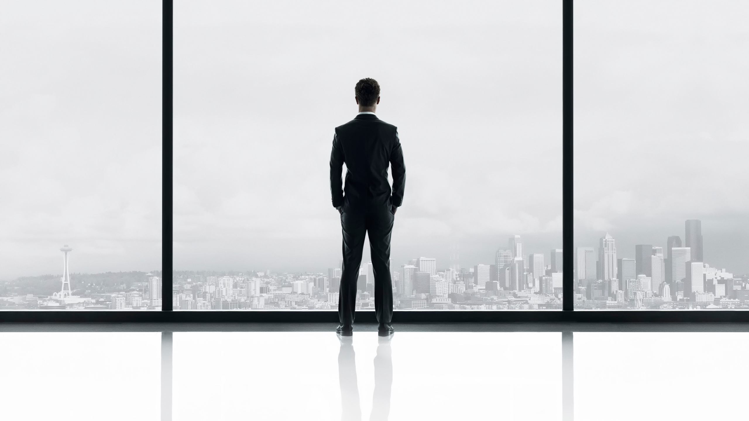 Man in Black Suit Standing on White Wooden Railings. Wallpaper in 2560x1440 Resolution