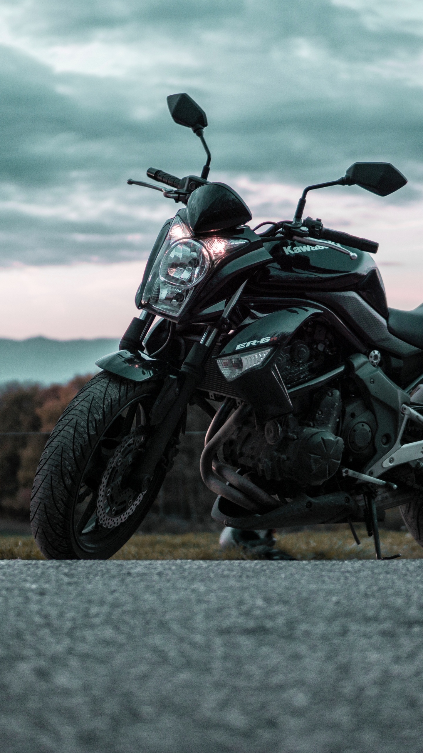 Black and Gray Motorcycle on Gray Asphalt Road During Daytime. Wallpaper in 1440x2560 Resolution