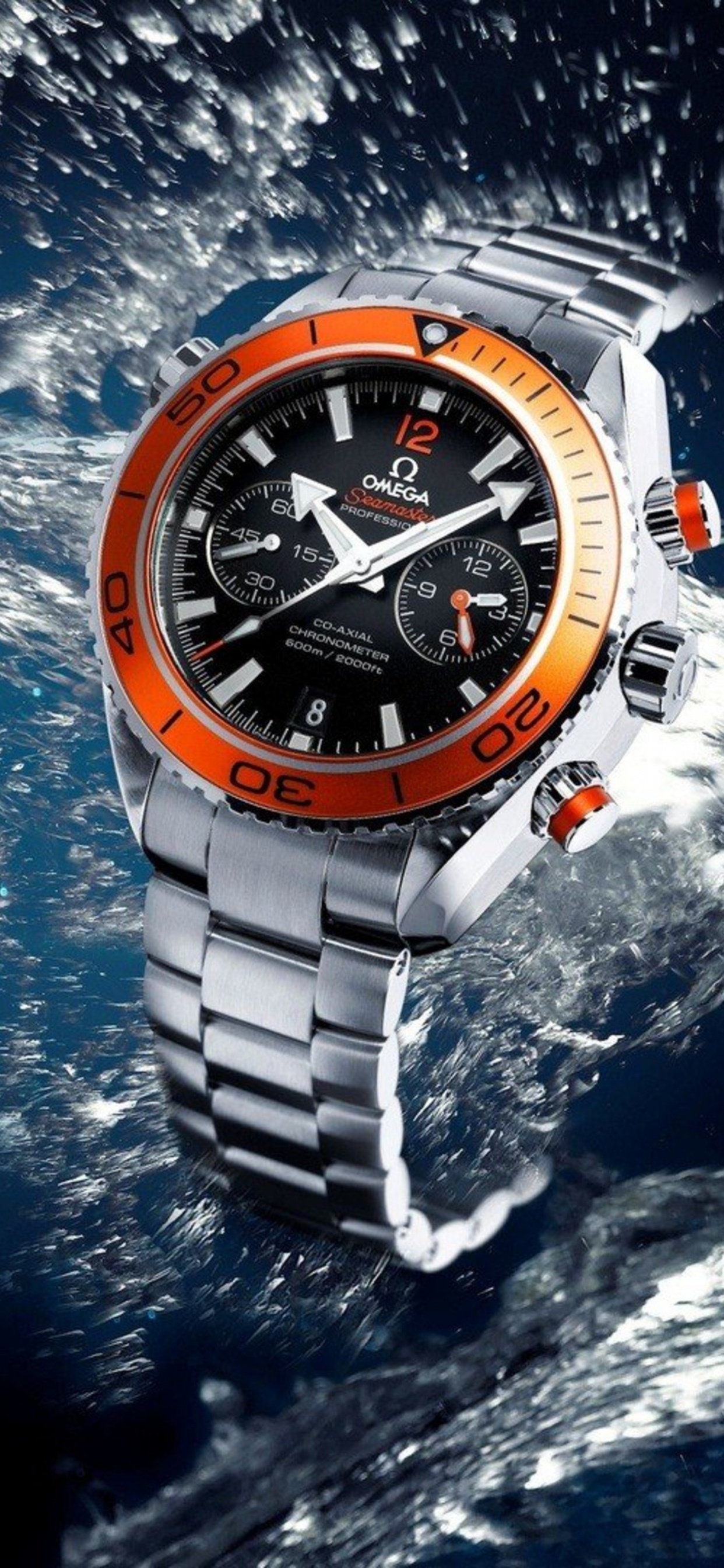 Silver Link Bracelet Round Analog Watch. Wallpaper in 1242x2688 Resolution