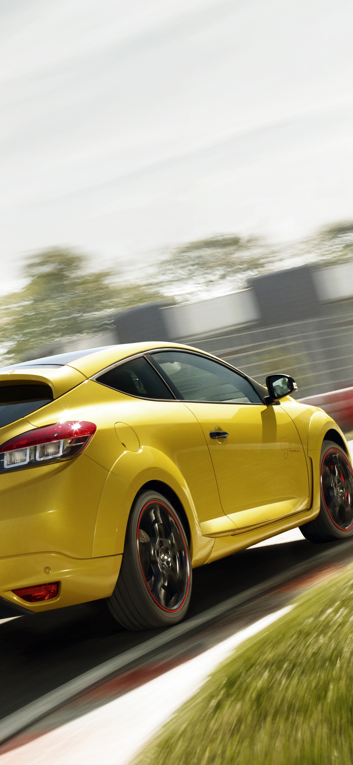 Porsche 911 Amarillo en la Carretera Durante el Día. Wallpaper in 1125x2436 Resolution