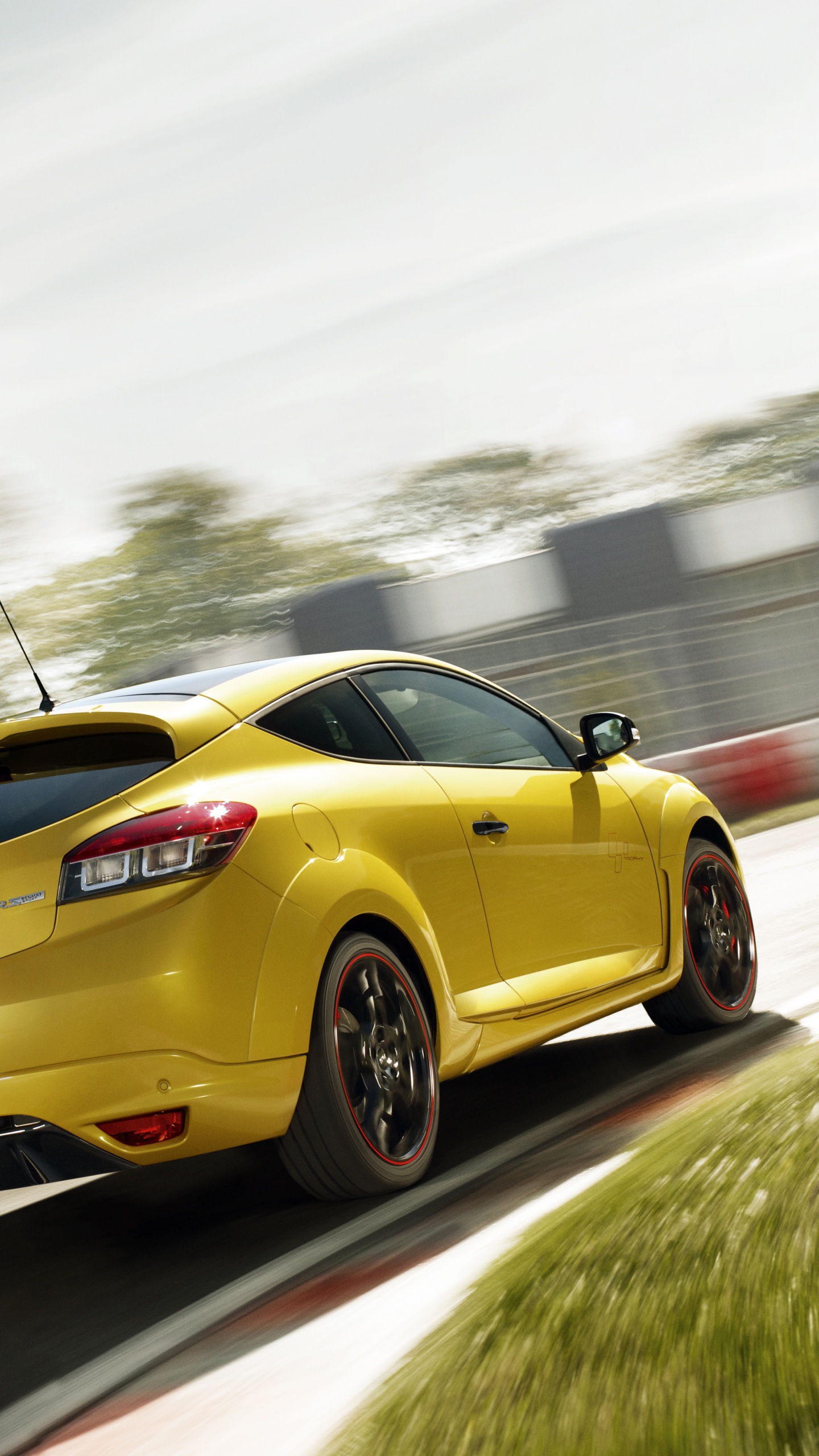 Porsche 911 Jaune Sur Route Pendant la Journée. Wallpaper in 1440x2560 Resolution