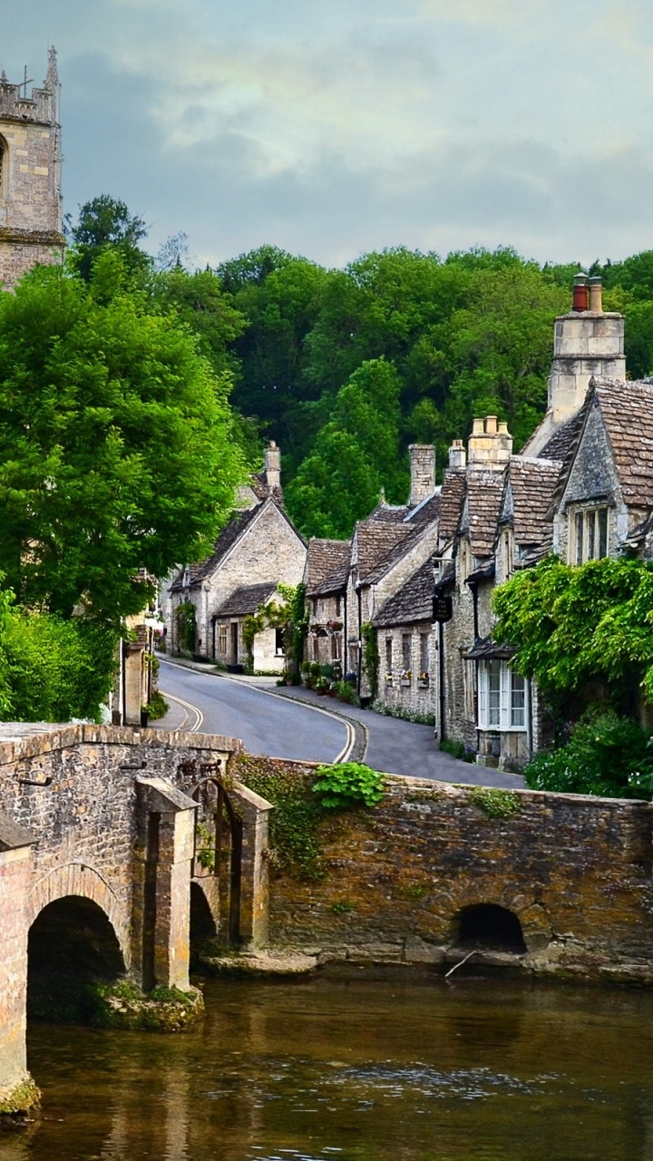 Brown Concrete Building Near River During Daytime. Wallpaper in 720x1280 Resolution