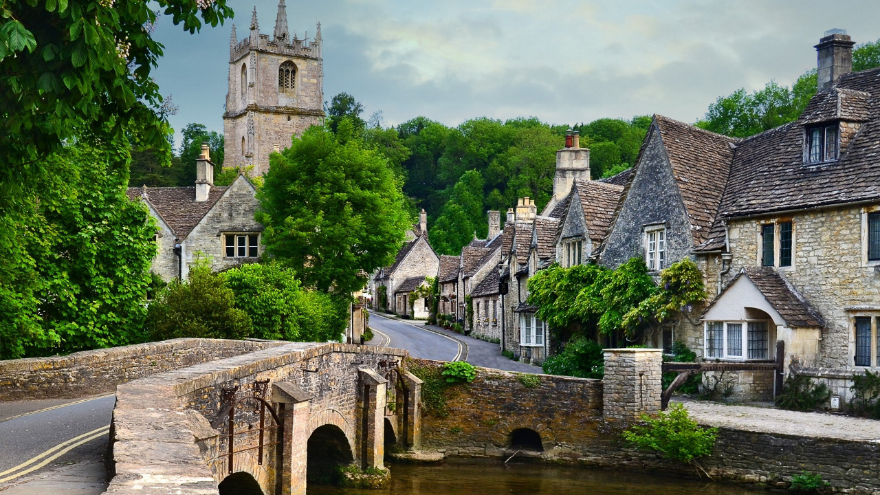 Bâtiment en Béton Brun Près de la Rivière Pendant la Journée. Wallpaper in 1280x720 Resolution