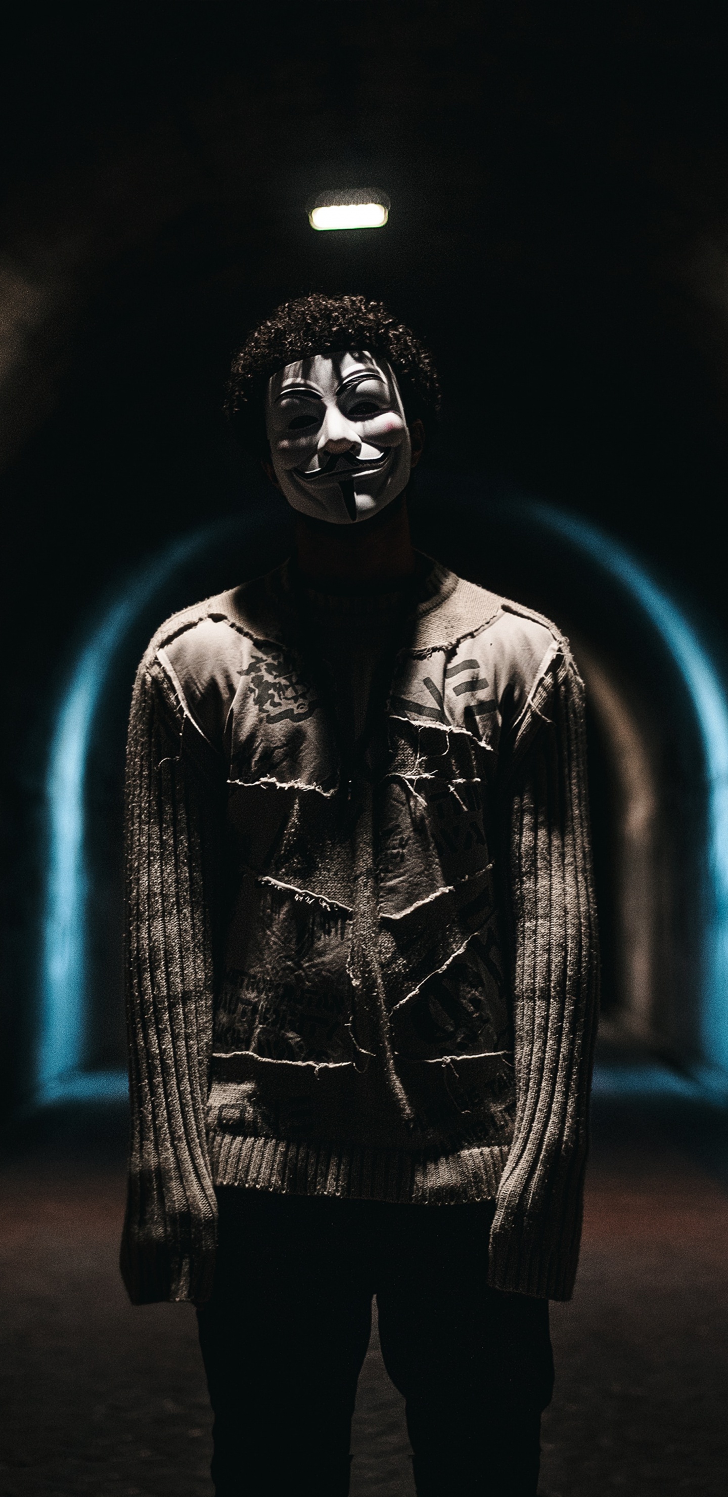 L'homme en Blouson de Cuir Noir Debout Dans le Tunnel. Wallpaper in 1440x2960 Resolution