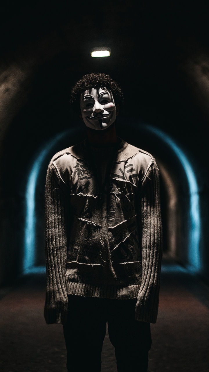 Hombre de Chaqueta de Cuero Negro de Pie en el Túnel. Wallpaper in 720x1280 Resolution