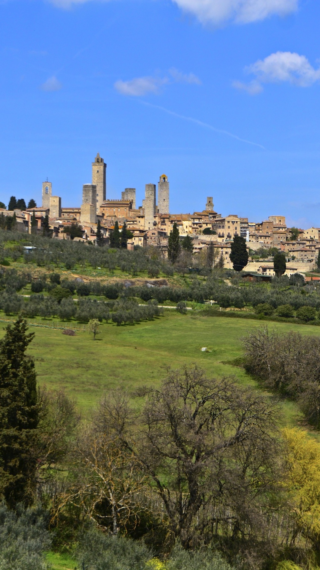 Edificio de Hormigón Marrón Bajo un Cielo Azul Durante el Día. Wallpaper in 1080x1920 Resolution