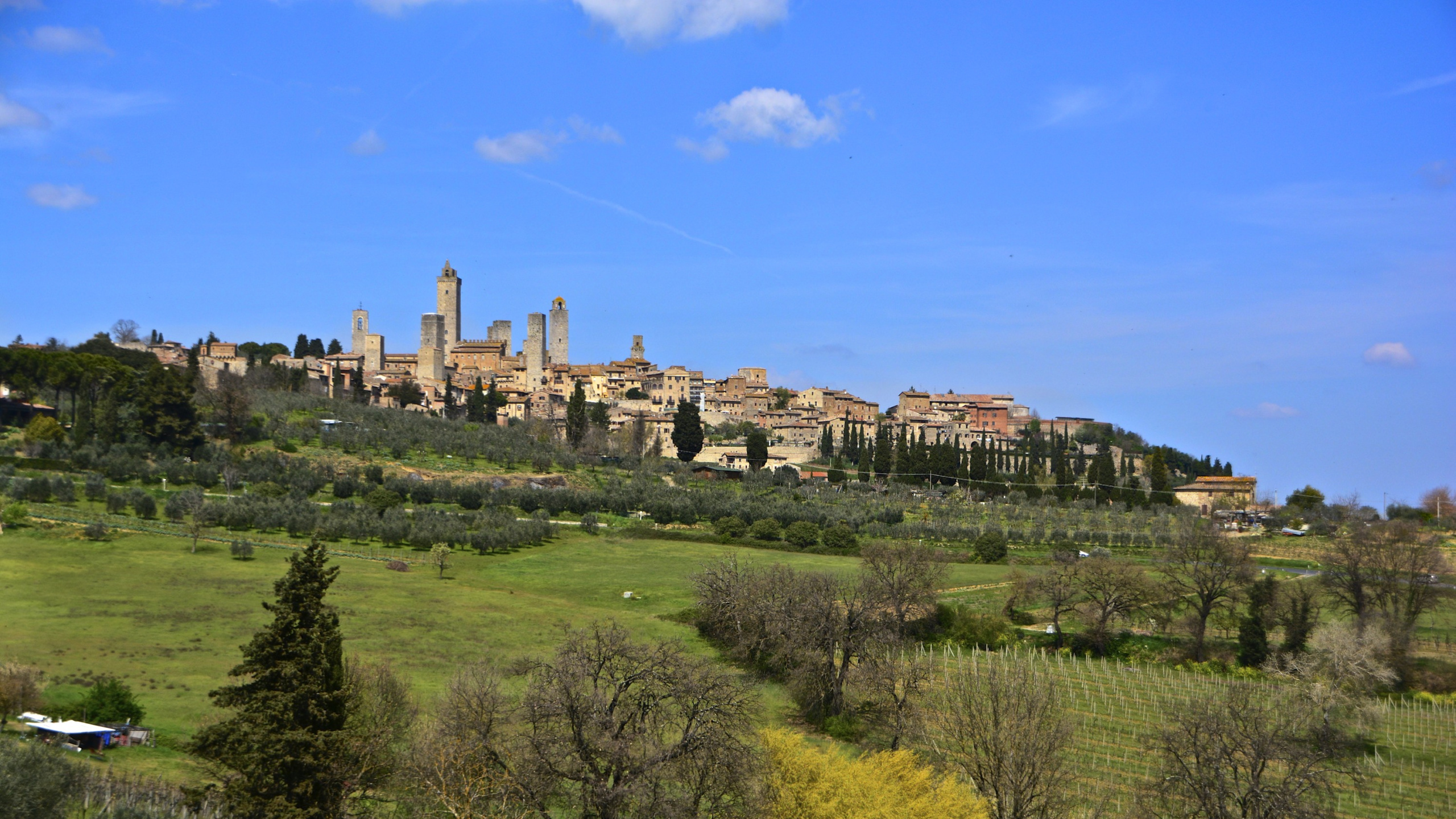 Braunes Betongebäude Unter Blauem Himmel Tagsüber. Wallpaper in 2560x1440 Resolution