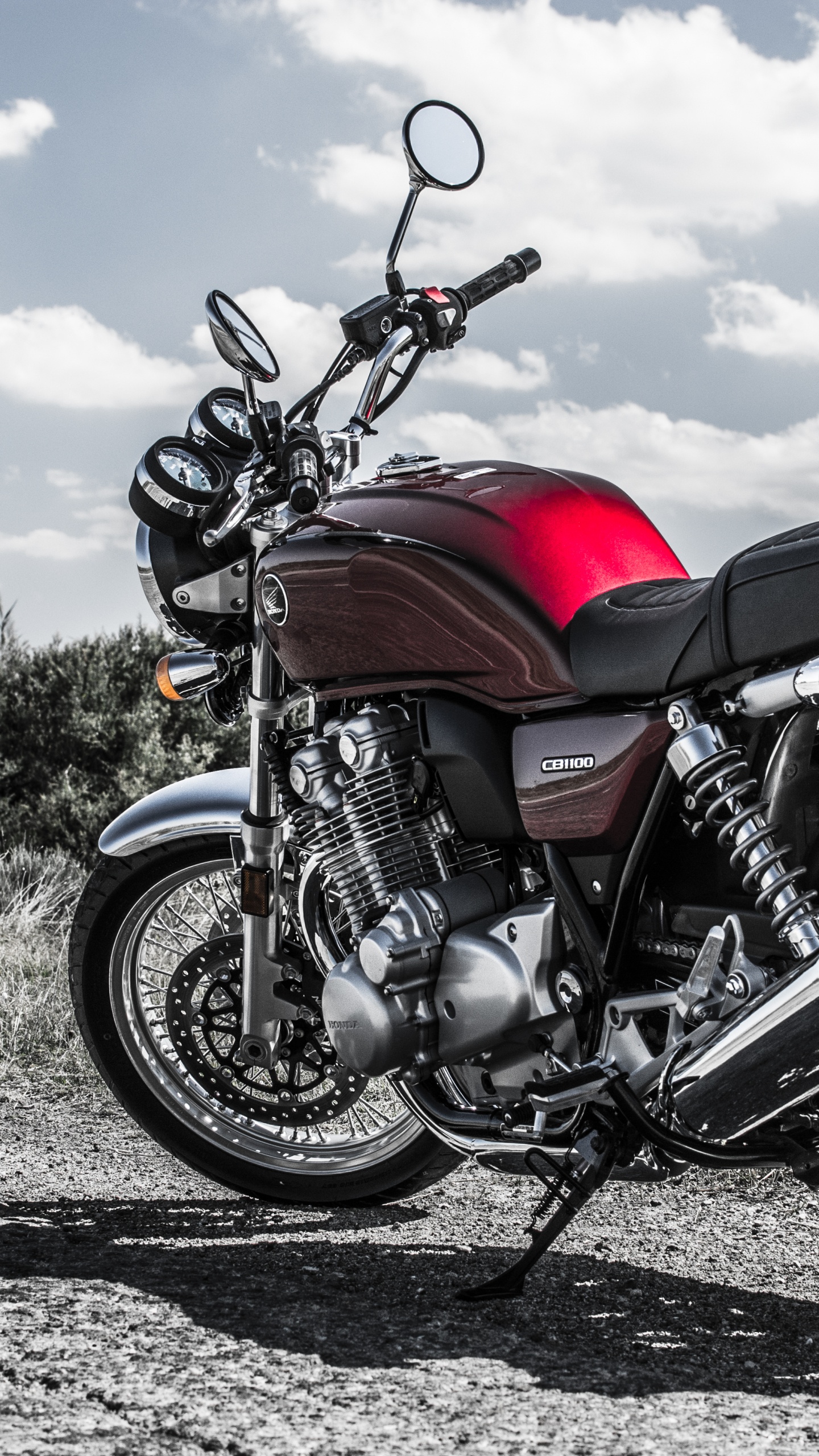 Moto Rouge et Noire Sur un Chemin de Terre Gris Pendant la Journée. Wallpaper in 1440x2560 Resolution